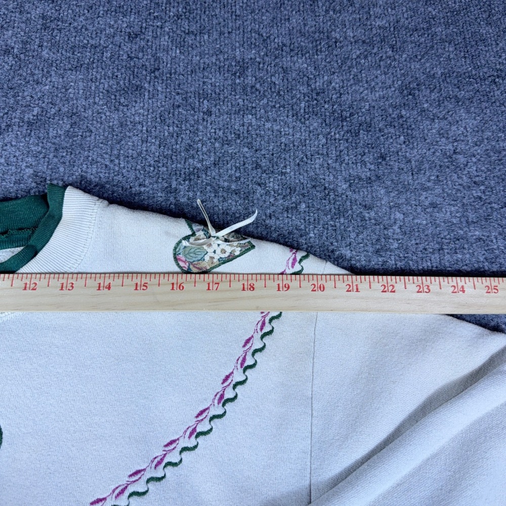 Vintage Jerzees Heart Applique Sweatshirt Cream Green Distressed 90s USA Medium - Picture 9 of 10